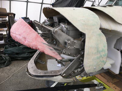 Mécanisme articulé de la queue avec vérins