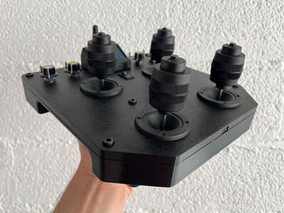 Console de pilotage avec joysticks