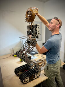 Assemblage du robot avec tête en bois