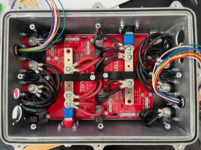 Boîtier électronique de puissance avec contrôleurs moteur et contacteurs haute tension