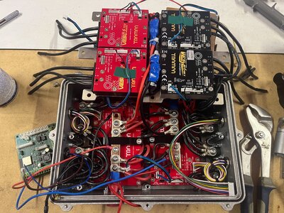 Assemblage complet de l'électronique de puissance en cours d'intégration