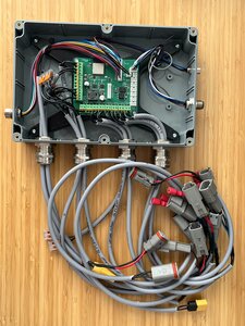 Boîtier de contrôle terminé avec faisceau de câbles et connecteurs industriels