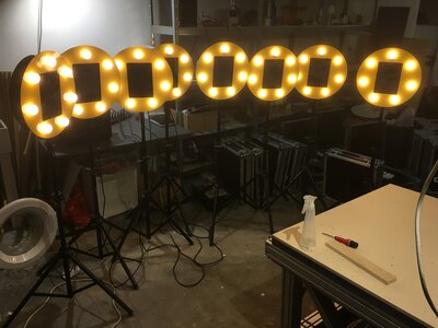 Test en série des anneaux lumineux LED sur trépieds en atelier