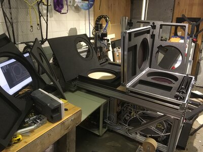 Atelier de production avec fraiseuse CNC et bornes en cours d'assemblage